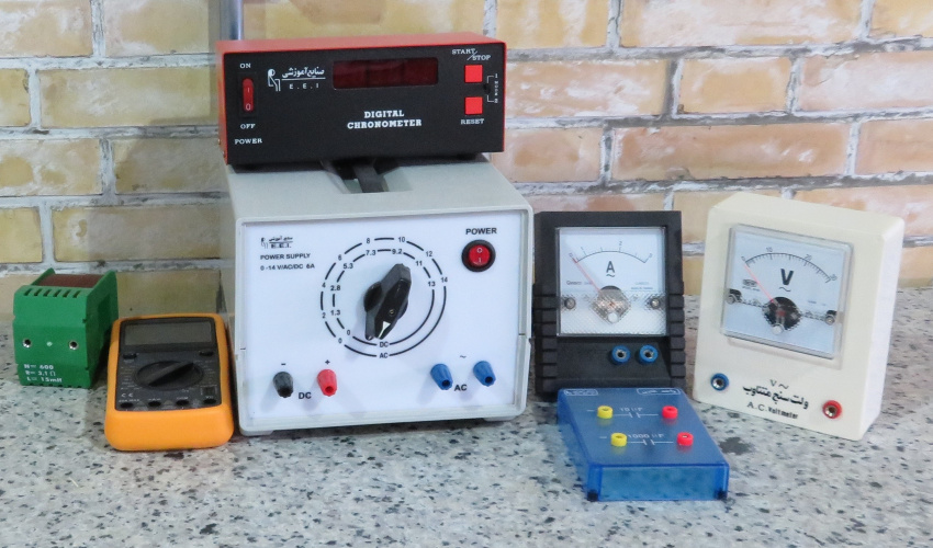 منبع تغذیه به همراه مولتی متر دیجیتال، آمپر متر، ولتمتر و کرنومتر