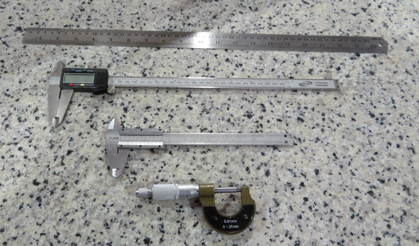 وسایل اندازه گیری طول (خط کش استیل، کولیس دیجیتال، کولیس معمولی و میکرومتر)‏