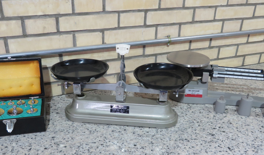 اندازه گیری جرم (ترازوی یک کفه ای با دقت ۰.۱گرم، ترازوی دو کفه ای و جعبه وزنه)‏